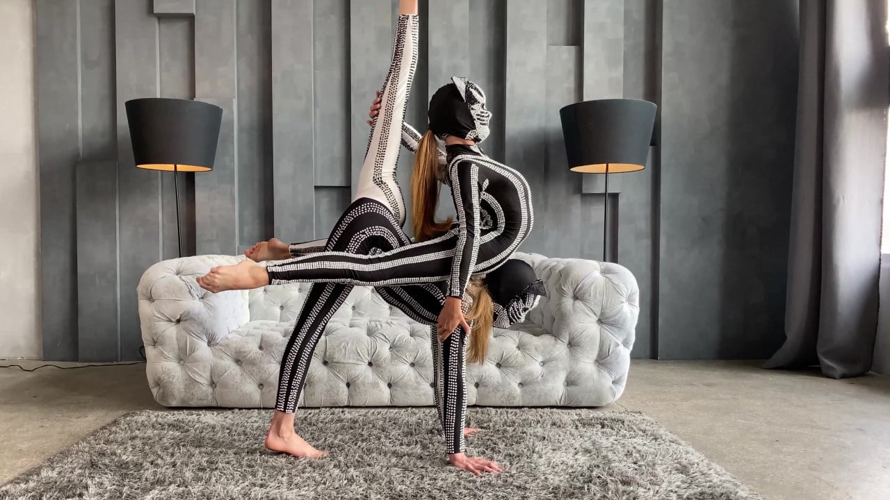MaskedContortionist.com | Contortionshow in the hotel